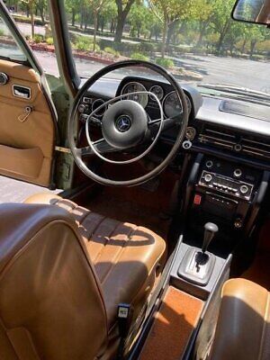 Mercedes-Benz-200-Series-Berline-1973-Green-Tan-125997-10