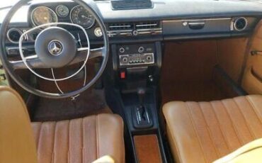 Mercedes-Benz-200-Series-Berline-1973-Green-Tan-125997-11