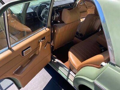 Mercedes-Benz-200-Series-Berline-1973-Green-Tan-125997-13