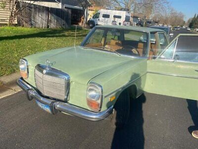 Mercedes-Benz-200-Series-Berline-1973-Green-Tan-125997-2