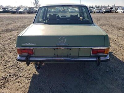 Mercedes-Benz-200-Series-Berline-1973-Green-Tan-125997-4