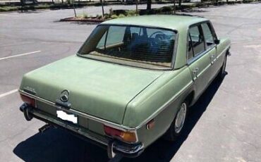 Mercedes-Benz-200-Series-Berline-1973-Green-Tan-125997-5