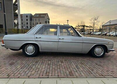 Mercedes-Benz-200-Series-Berline-1975-Silver-Blue-14782-11