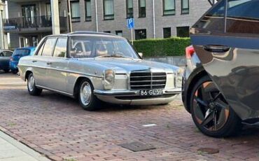 Mercedes-Benz-200-Series-Berline-1975-Silver-Blue-14782-2