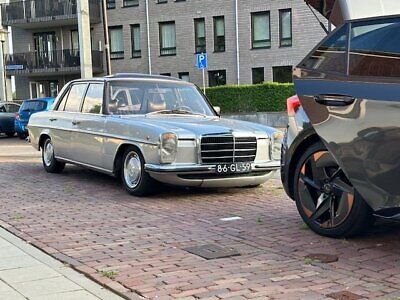 Mercedes-Benz-200-Series-Berline-1975-Silver-Blue-14782-2