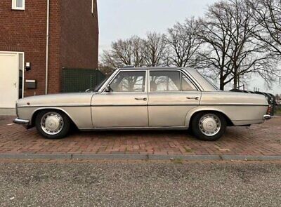 Mercedes-Benz-200-Series-Berline-1975-Silver-Blue-14782-8