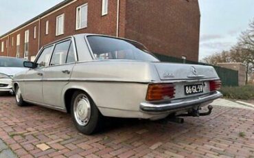 Mercedes-Benz-200-Series-Berline-1975-Silver-Blue-14782-9