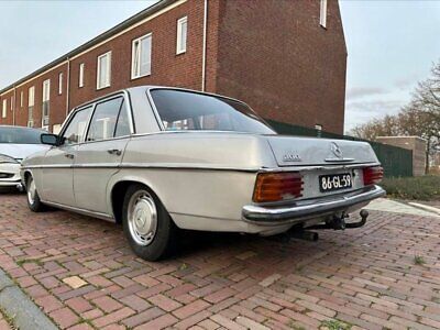 Mercedes-Benz-200-Series-Berline-1975-Silver-Blue-14782-9