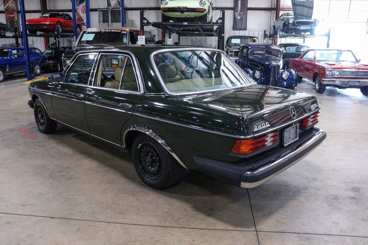 Mercedes-Benz-200-Series-Berline-1983-Green-Beige-258435-5