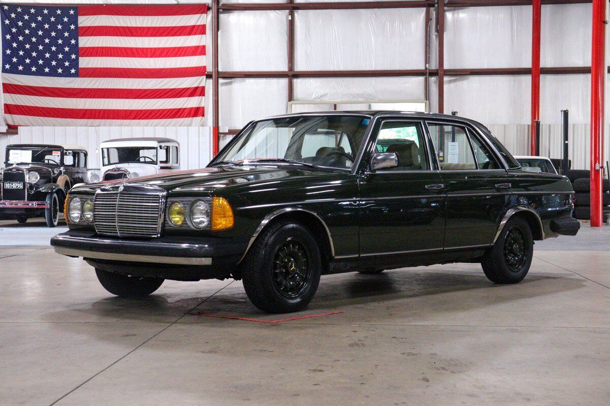 Mercedes-Benz 200-Series Berline 1983 à vendre