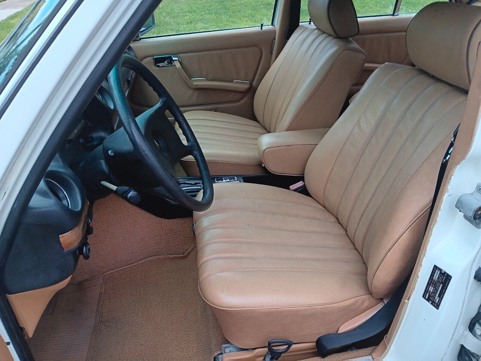 Mercedes-Benz-300-Series-Berline-1981-White-Tan-154008-19