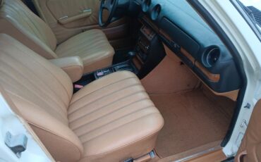 Mercedes-Benz-300-Series-Berline-1981-White-Tan-154008-23