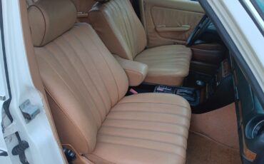 Mercedes-Benz-300-Series-Berline-1981-White-Tan-154008-24