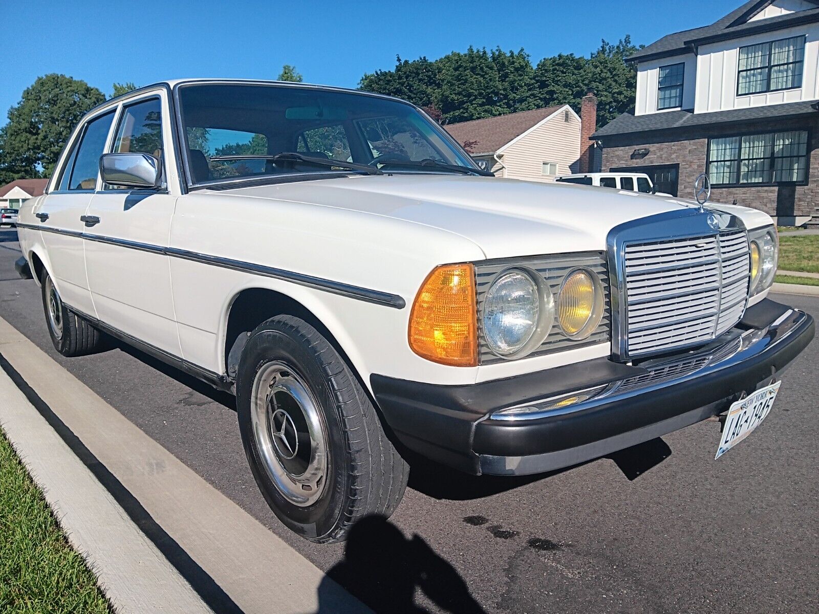 Mercedes-Benz-300-Series-Berline-1981-White-Tan-154008-4