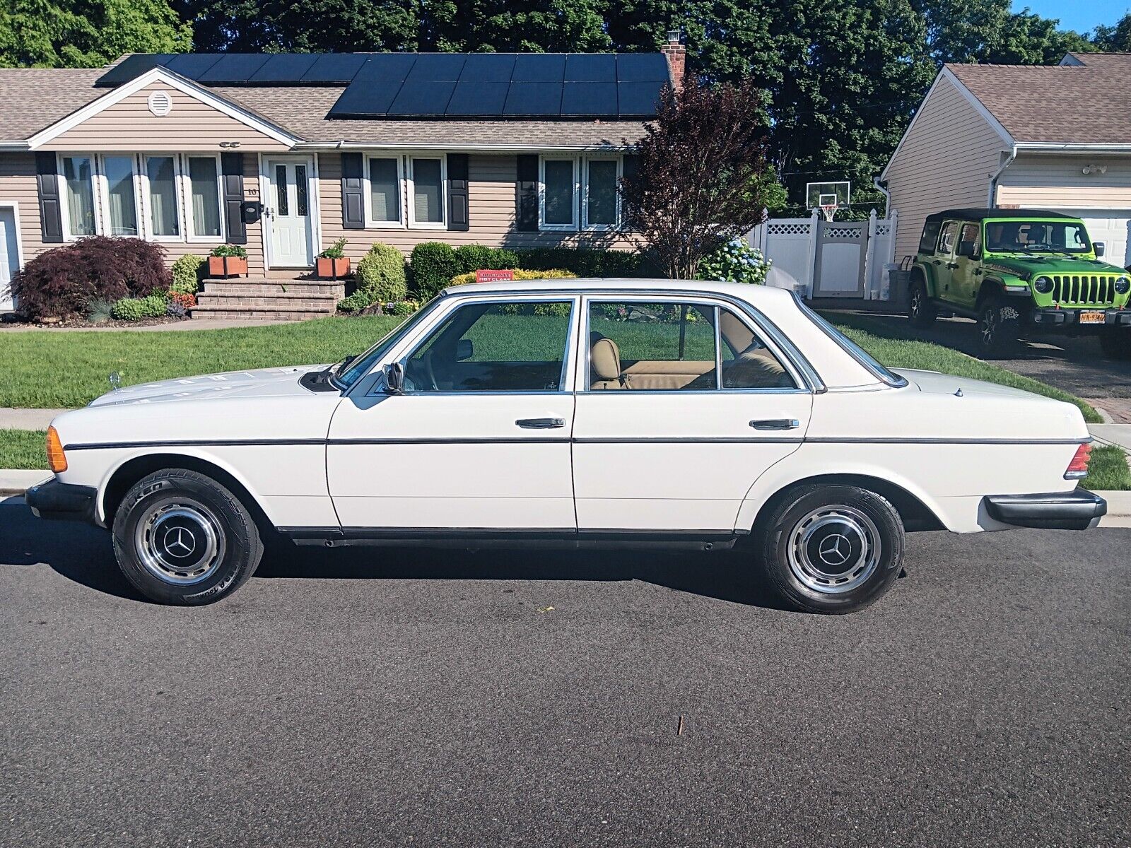 Mercedes-Benz-300-Series-Berline-1981-White-Tan-154008-6