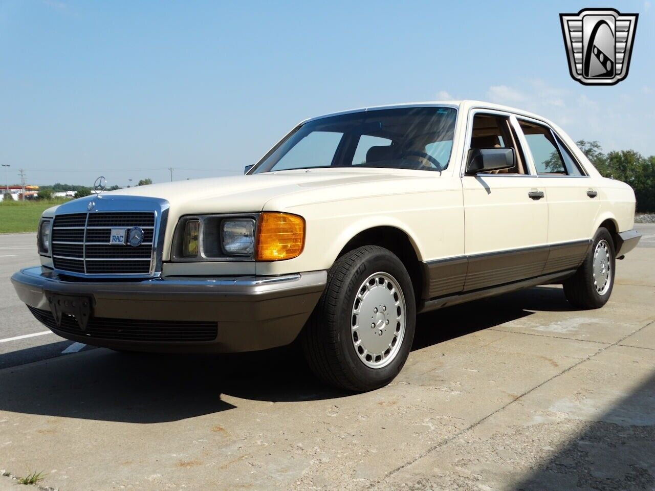 Mercedes-Benz-300-Series-Berline-1982-3