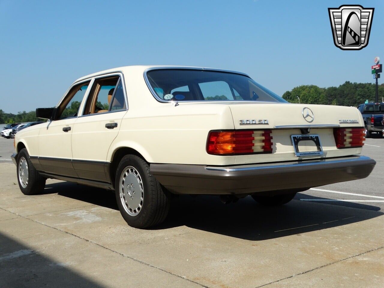 Mercedes-Benz-300-Series-Berline-1982-5