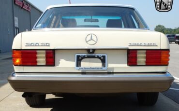 Mercedes-Benz-300-Series-Berline-1982-6