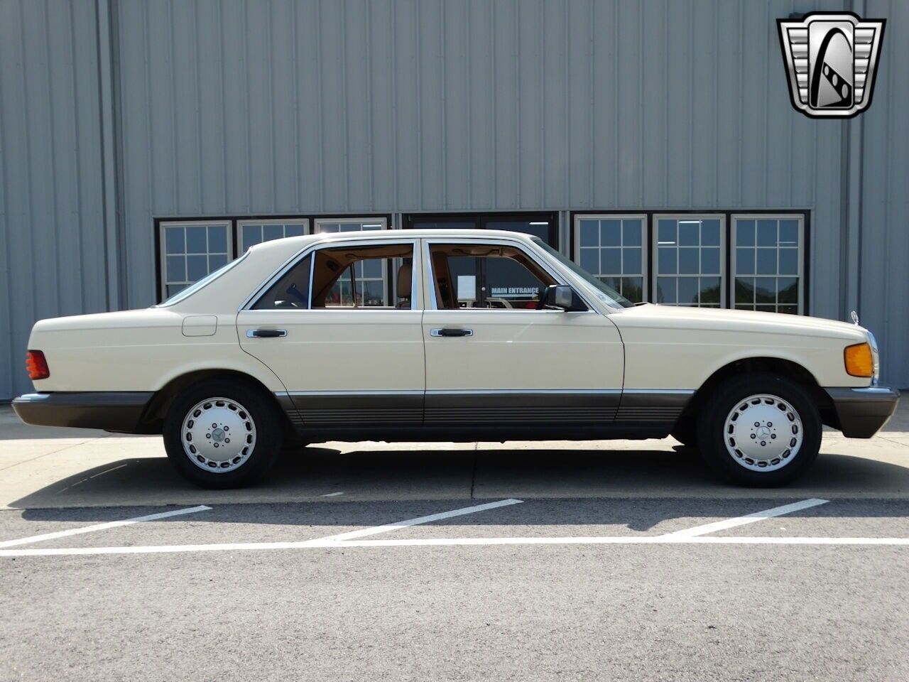 Mercedes-Benz-300-Series-Berline-1982-8