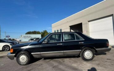 Mercedes-Benz-300-Series-Berline-1983-Black-Gray-0-1