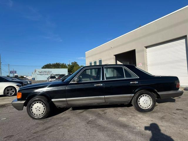 Mercedes-Benz-300-Series-Berline-1983-Black-Gray-0-1