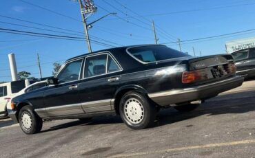 Mercedes-Benz-300-Series-Berline-1983-Black-Gray-0-2