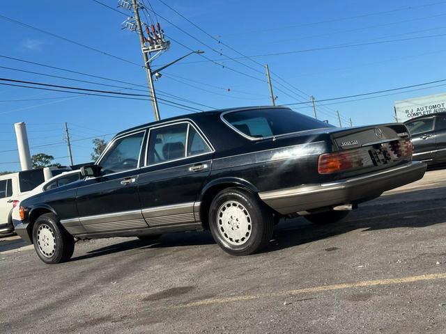 Mercedes-Benz-300-Series-Berline-1983-Black-Gray-0-2