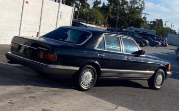 Mercedes-Benz-300-Series-Berline-1983-Black-Gray-0-3