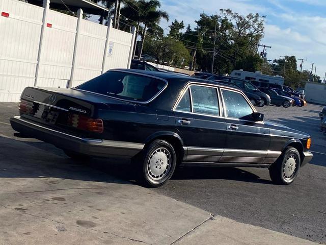 Mercedes-Benz-300-Series-Berline-1983-Black-Gray-0-3