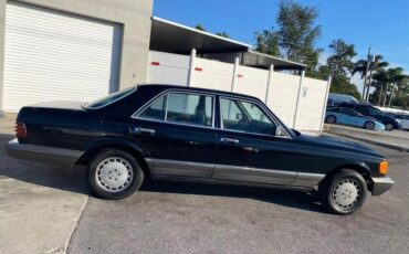 Mercedes-Benz-300-Series-Berline-1983-Black-Gray-0-4