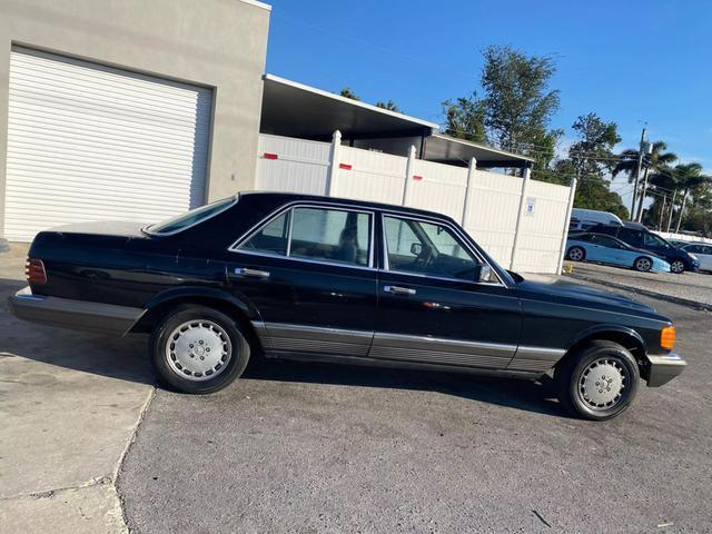 Mercedes-Benz-300-Series-Berline-1983-Black-Gray-0-4