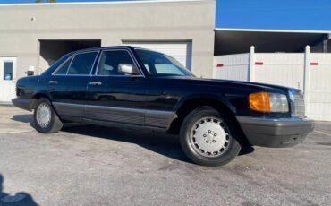 Mercedes-Benz-300-Series-Berline-1983-Black-Gray-0-5