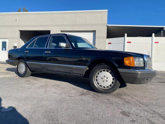 Mercedes-Benz-300-Series-Berline-1983-Black-Gray-0-5