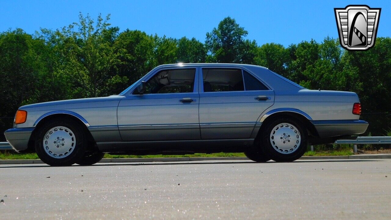 Mercedes-Benz-300-Series-Berline-1990-Silver-Blue-112759-4