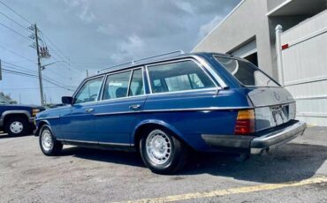 Mercedes-Benz-300-Series-Break-1983-Blue-Blue-303102-2