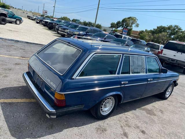 Mercedes-Benz-300-Series-Break-1983-Blue-Blue-303102-4