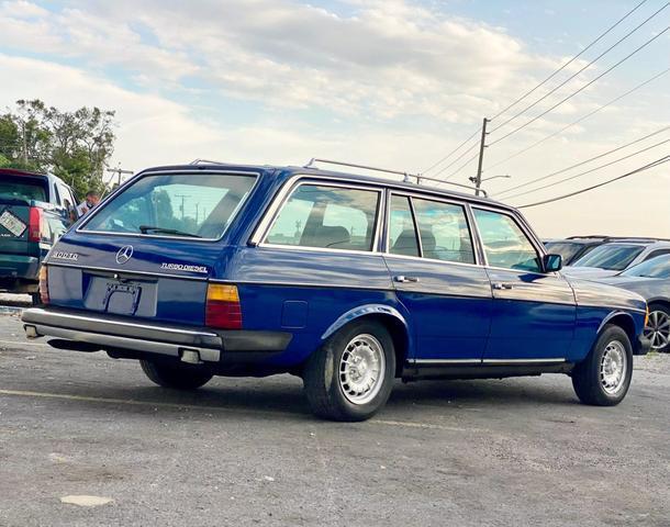 Mercedes-Benz-300-Series-Break-1985-Blue-Blue-0-1