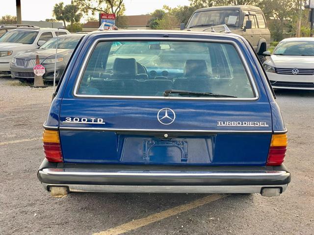 Mercedes-Benz-300-Series-Break-1985-Blue-Blue-0-5