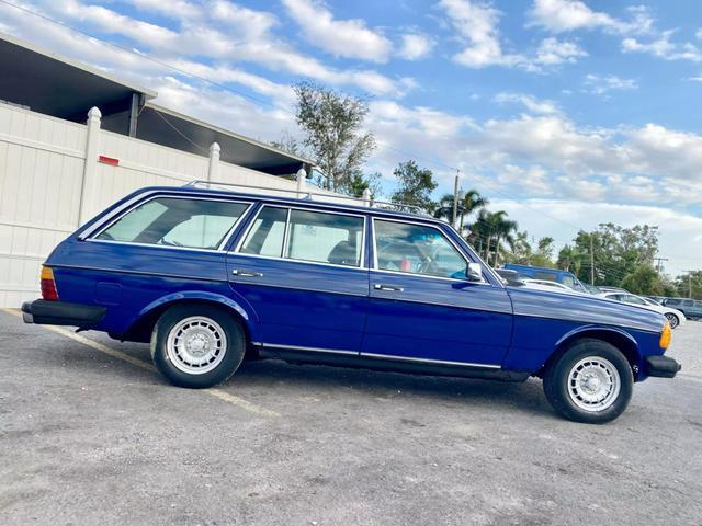 Mercedes-Benz-300-Series-Break-1985-Blue-Blue-0-9