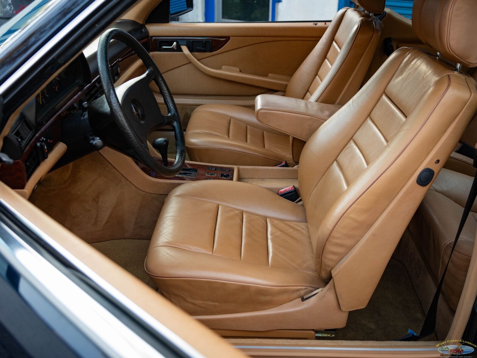 Mercedes-Benz-380-SEC-Coupe-1982-Blue-Tan-111027-31