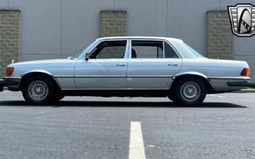 Mercedes-Benz-400-Series-1977-3