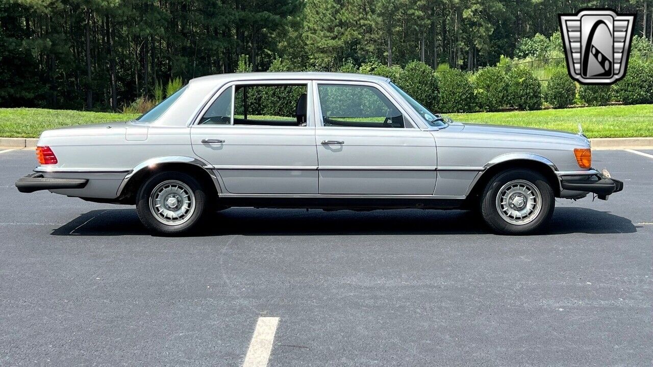 Mercedes-Benz-400-Series-1977-Gray-Black-209847-5