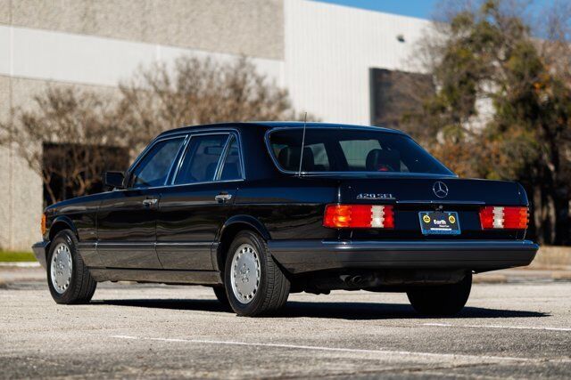 Mercedes-Benz-400-Series-Berline-1989-11