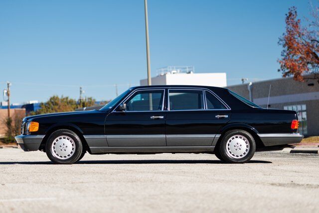 Mercedes-Benz-400-Series-Berline-1989-14