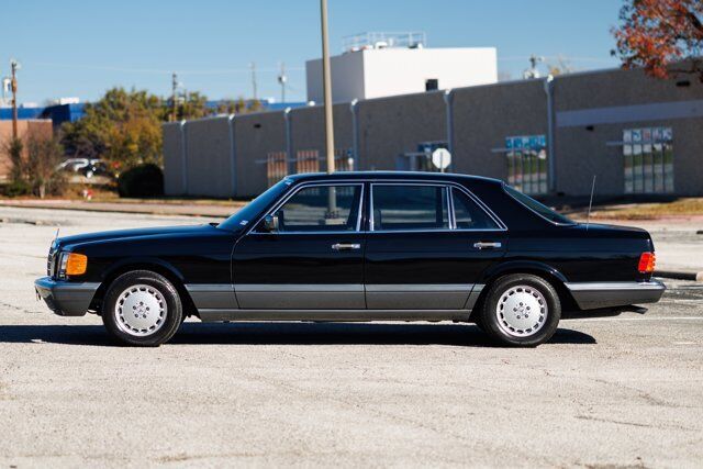 Mercedes-Benz-400-Series-Berline-1989-15