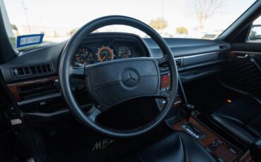 Mercedes-Benz-400-Series-Berline-1989-33