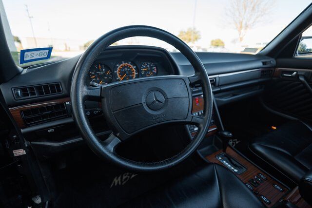 Mercedes-Benz-400-Series-Berline-1989-33