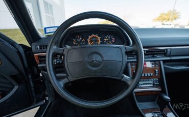 Mercedes-Benz-400-Series-Berline-1989-38