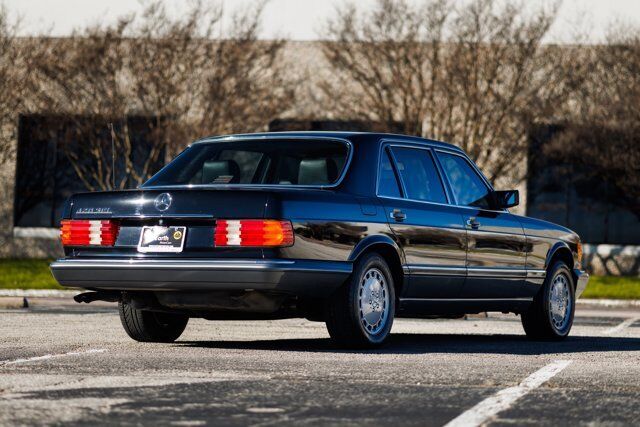 Mercedes-Benz-400-Series-Berline-1989-8