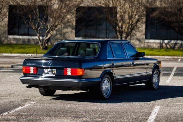 Mercedes-Benz-400-Series-Berline-1989-9